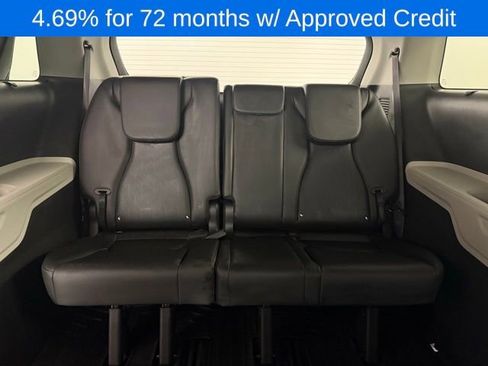 Used 2024 Kia Carnival EX image 12