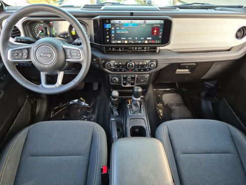 Used 2025 Jeep Wrangler Unlimited Sahara w/ Safety Group AWD/4WD image 27