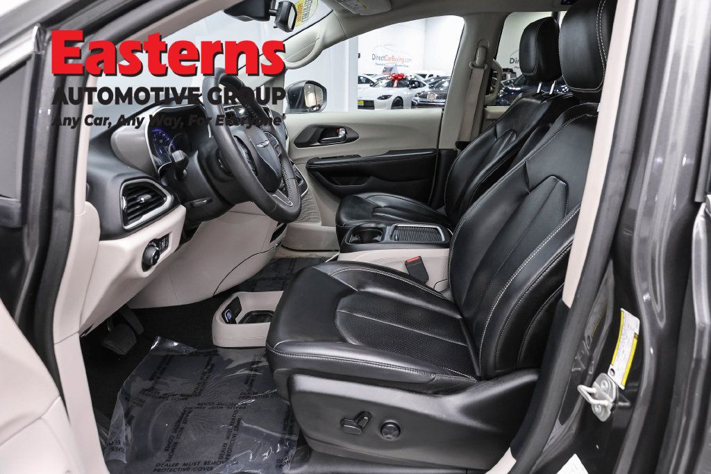Used 2023 Chrysler Pacifica Touring-L FWD image 16