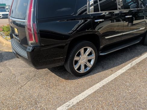 Used 2018 Cadillac Escalade Luxury RWD image 7