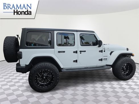 Used 2019 Jeep Wrangler Unlimited Sahara AWD/4WD image 3