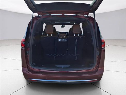 Used 2021 Chrysler Pacifica Limited w/ Uconnect Theater Family Group image 18