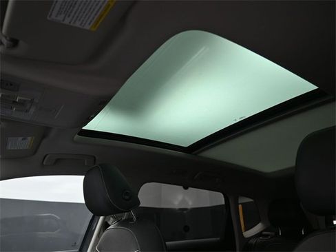 Used 2024 Volkswagen Taos SE image 2