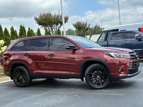 Used 2019 Toyota Highlander SE w/ Nightshade Edition AWD/4WD image 3