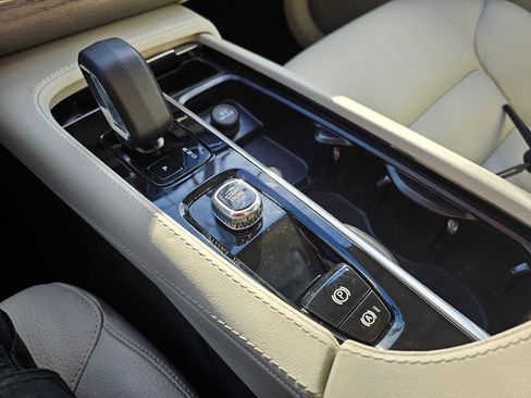 Certified 2024 Volvo XC90 B6 Plus w/ Protection Package Premier image 40