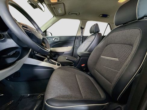 Used 2024 Hyundai Venue Limited FWD image 22