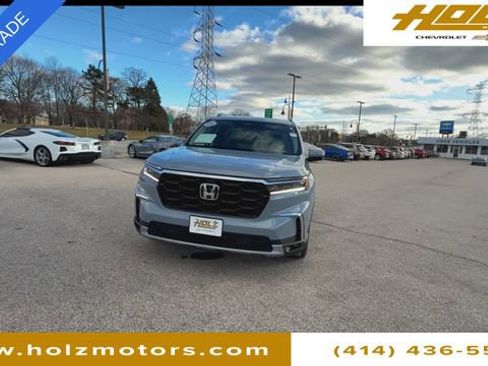 Used 2025 Honda Pilot Touring image 3