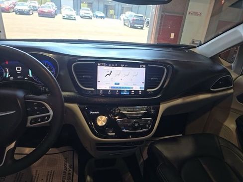 Used 2024 Chrysler Pacifica Touring-L FWD image 6