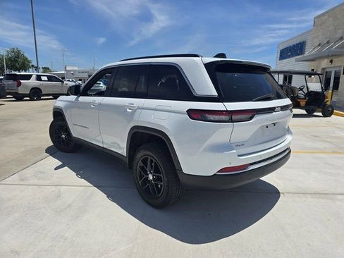 Used 2025 Jeep Grand Cherokee Laredo X w/ Luxury Tech Group I AWD/4WD image 5