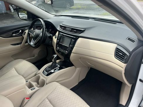 Used 2020 Nissan Rogue SV w/ Premium Package FWD image 11