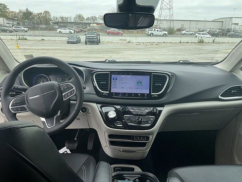 Used 2024 Chrysler Pacifica Touring-L image 20