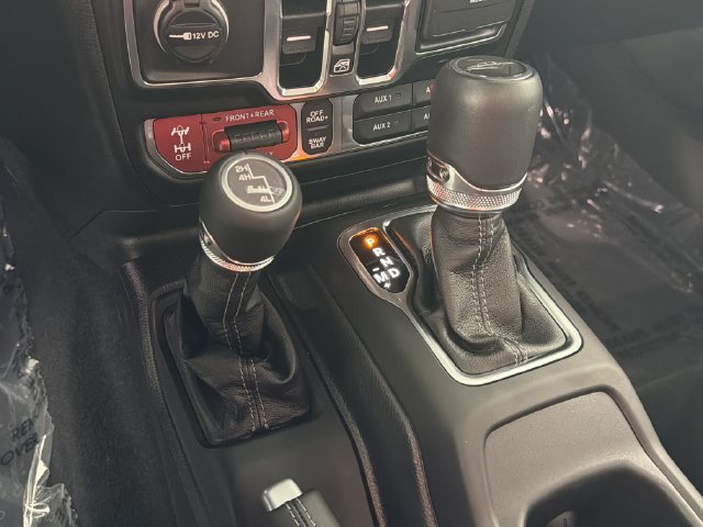Used 2025 Jeep Gladiator Rubicon w/ Convenience Group AWD/4WD image 11