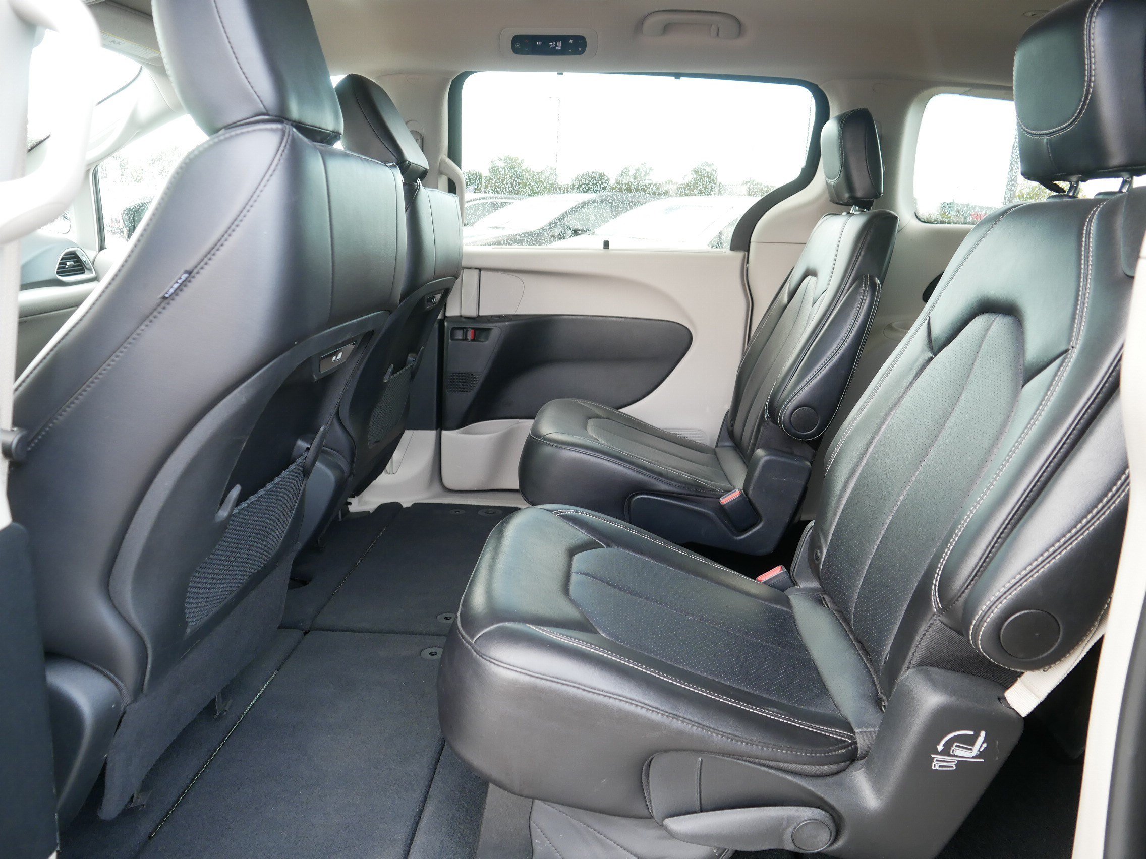 Used 2024 Chrysler Pacifica Touring-L FWD image 35