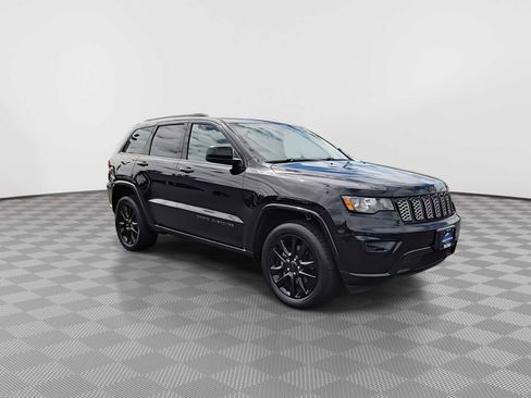 Used 2017 Jeep Grand Cherokee Altitude AWD/4WD image 2