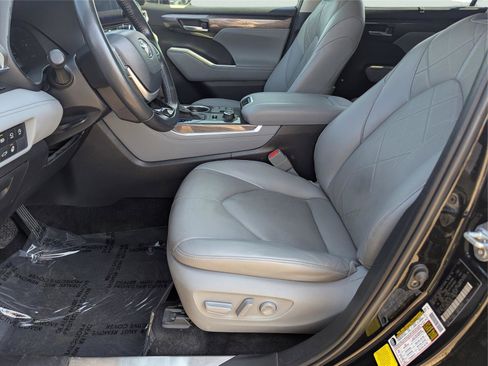 Used 2024 Toyota Highlander Platinum image 20