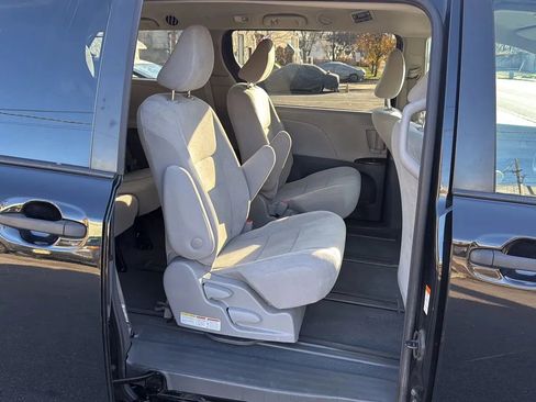 Used 2020 Toyota Sienna L image 25