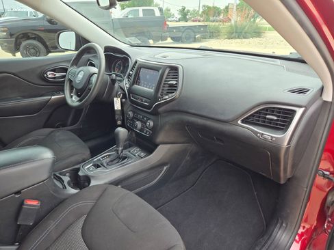 Used 2021 Jeep Cherokee Latitude FWD image 23