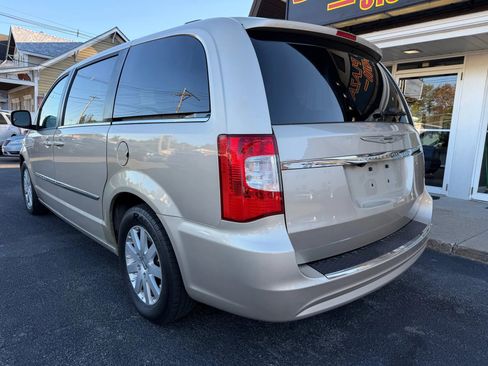 Used 2013 Chrysler Town & Country Touring image 4