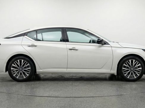 Used 2025 Nissan Altima 2.5 SV image 11