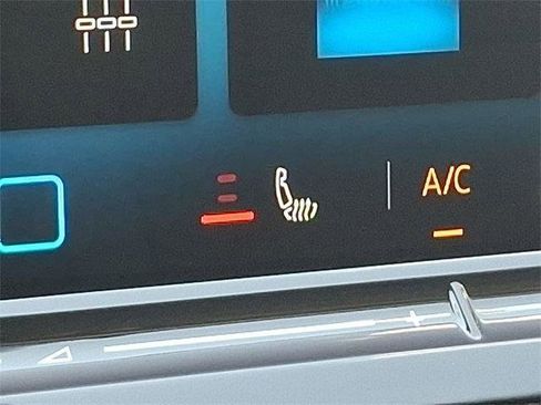 New 2025 Volkswagen Tiguan SE image 19