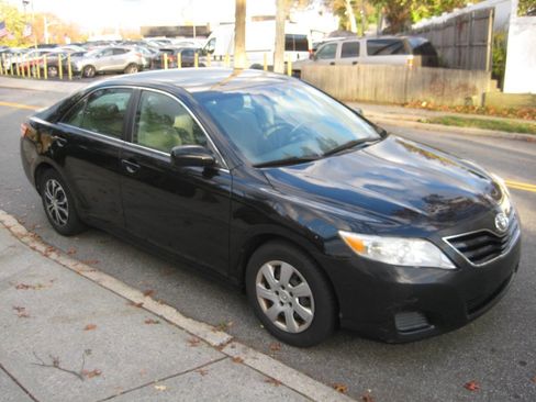 Used 2010 Toyota Camry LE image 3