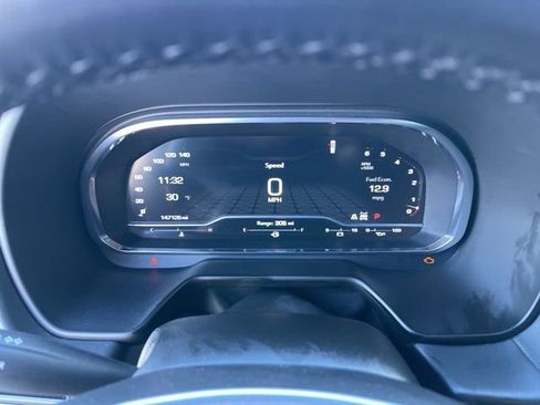 Used 2022 GMC Yukon XL SLT w/ SLT Premium Package image 9