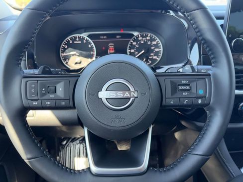 Used 2025 Nissan Pathfinder SL FWD image 11