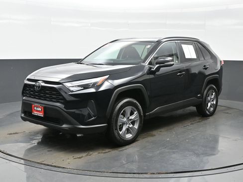 Used 2025 Toyota RAV4 XLE w/ Convenience Package image 2
