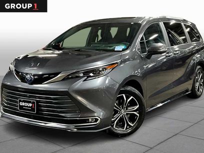 Used 2025 Toyota Sienna Platinum