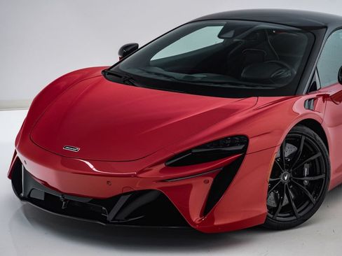 Used 2023 McLaren Artura RWD image 4