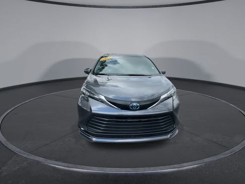 Used 2025 Toyota Sienna XLE image 5