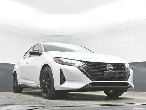 Used 2025 Nissan Sentra SR w/ SR Premium Package image 27