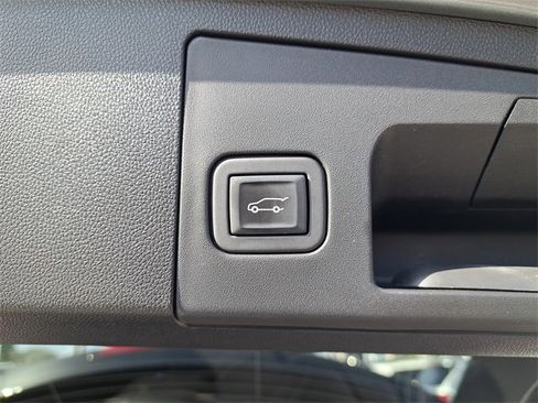 Used 2023 Cadillac XT4 Luxury w/ Cold Weather Package image 9