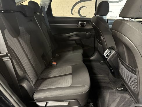 Used 2023 Kia Sorento LX AWD/4WD image 16