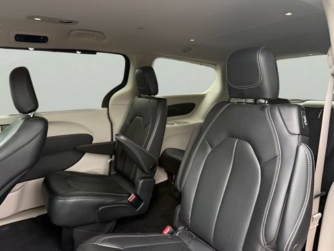 Used 2022 Chrysler Pacifica Touring-L FWD image 10