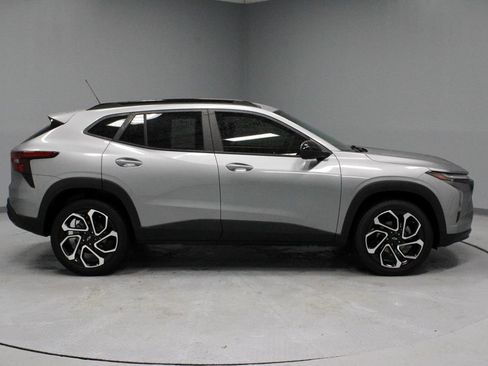 Used 2024 Chevrolet Trax RS FWD image 11