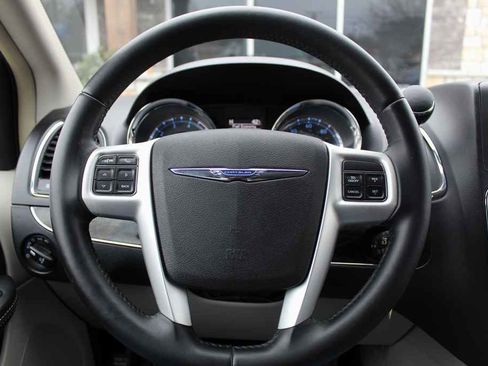 Used 2014 Chrysler Town & Country Touring image 17