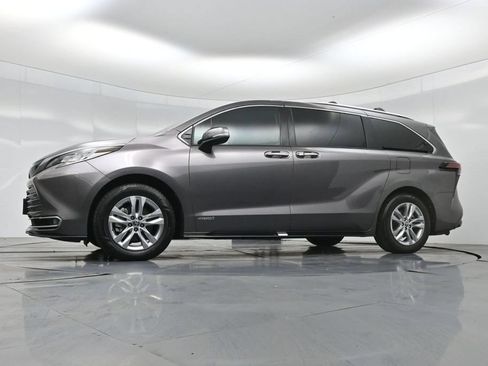 Used 2021 Toyota Sienna Limited FWD image 7