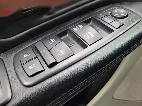 Used 2016 Dodge Grand Caravan SXT FWD image 27