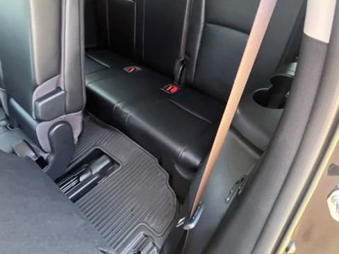 Used 2022 Toyota Highlander XLE AWD/4WD image 25