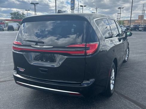 Used 2023 Chrysler Pacifica Touring-L FWD image 17