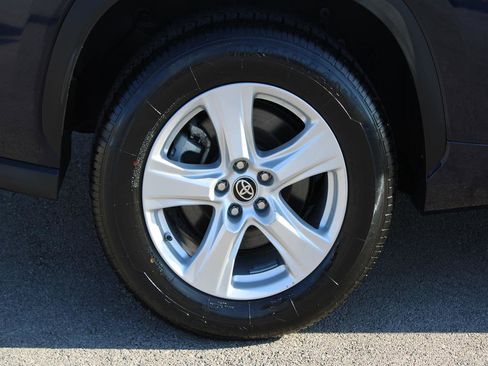 Used 2023 Toyota Highlander LE image 6