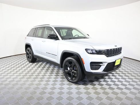 Used 2023 Jeep Grand Cherokee Altitude AWD/4WD image 9