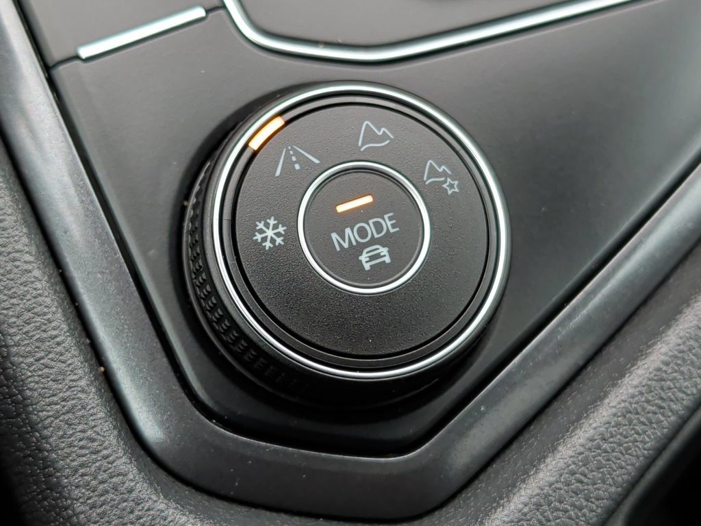 Used 2020 Volkswagen Tiguan SE AWD/4WD image 46