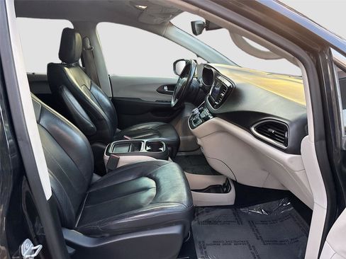 Used 2018 Chrysler Pacifica Touring-L image 31
