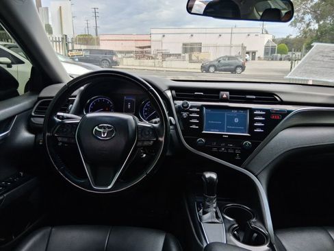 Used 2020 Toyota Camry SE FWD image 11