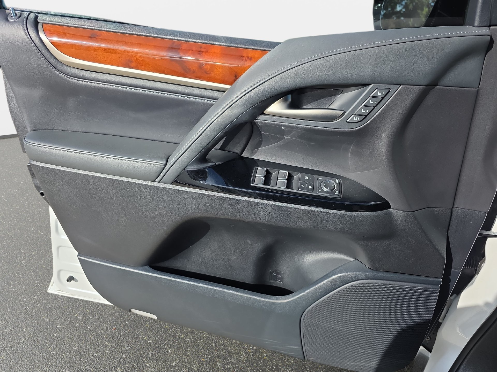 Used 2019 Lexus LX 570 4WD w/ Luxury Package image 26
