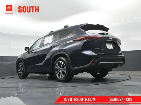 Used 2024 Toyota Highlander XLE AWD/4WD image 48