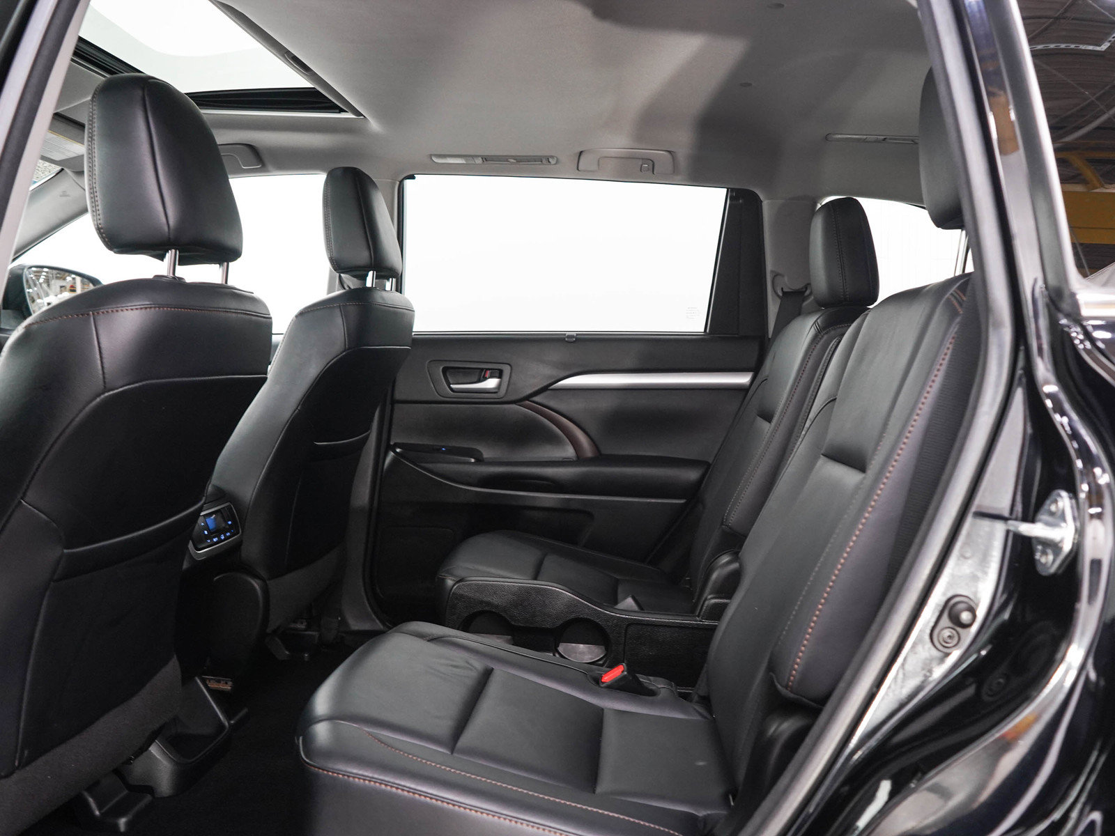 Used 2017 Toyota Highlander XLE AWD/4WD image 16