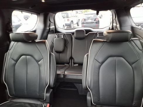 Certified 2025 Chrysler Pacifica Limited FWD image 12